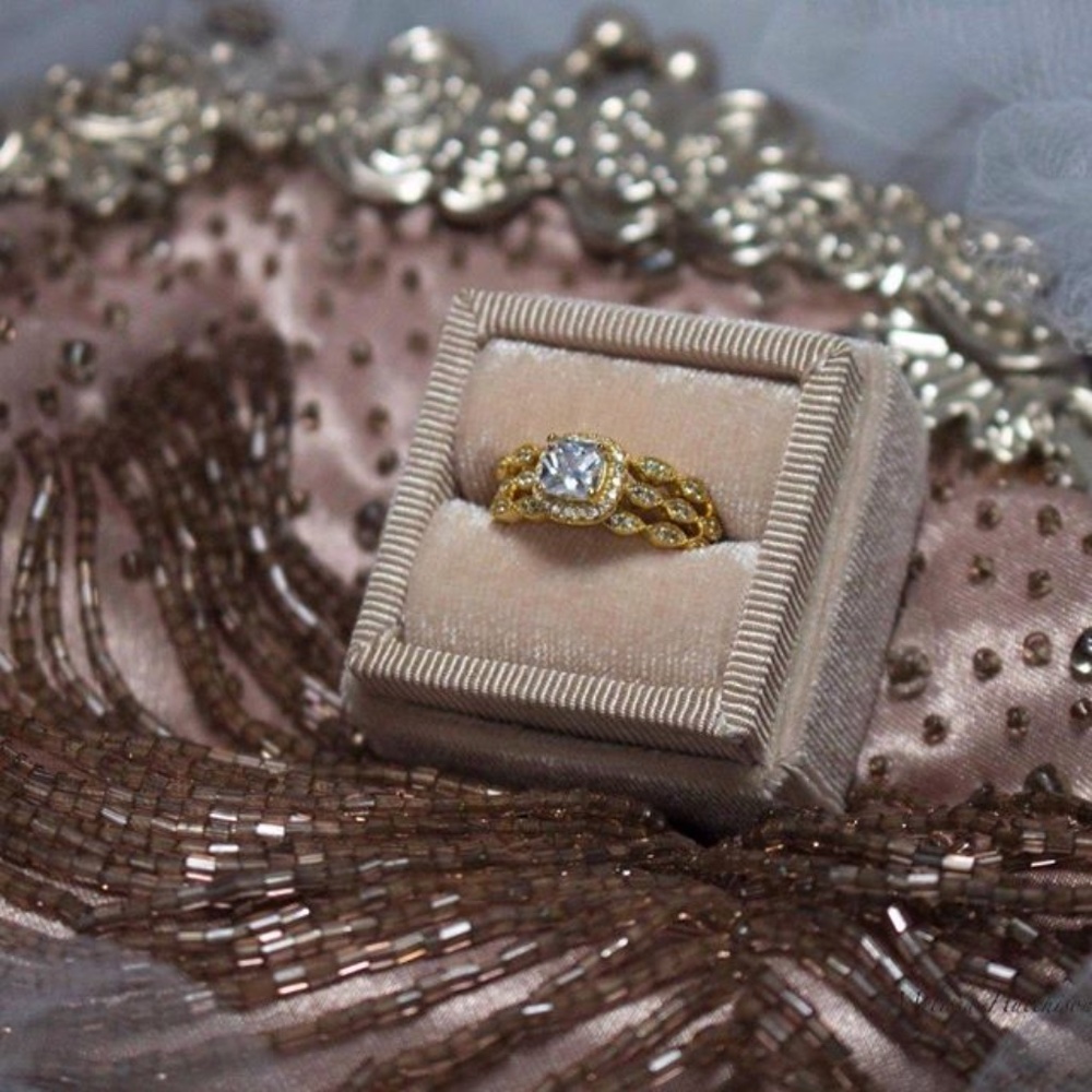 VINTAGE LOOK 2 PIECE VELVET RING BOX - Picture 4 of 7